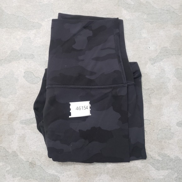 Lululemon Shorts Womens 6 Gray Camo Bike Pull On Gym Fitness Yoga - Picture 8 of 8